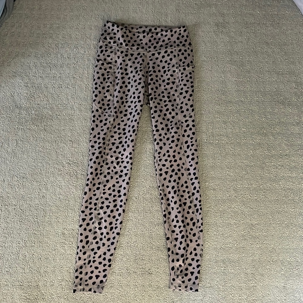 Gilly Hicks cheetah print leggings